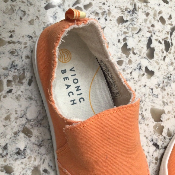 Vionic slip on Beach shoes - Picture 4 of 6